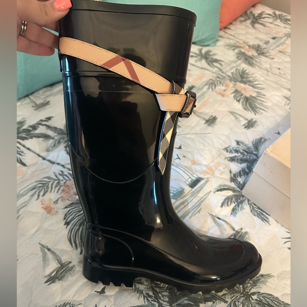 Burberry Kenyon Nova Rainboots - Picture 2 of 10